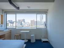 Queen　with　River　View　and　Shared　Bathroom｜隅田川を望む、クイーンサイズのベッドがあるお部屋です。