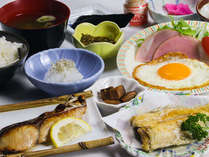 ご朝食（例）焼き魚や煮魚など、海鮮料理を3品以上ご用意