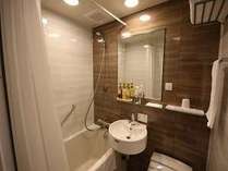 シングルルームのバスルーム♪鏡は結露防止タイプで快適なバスタイムを♪シャワーは大容量パワフル水圧です