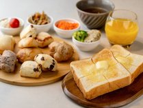 朝食の基本セットは食パン、和惣菜、サラダです。プチパン、スープ、ドリンクも付いています