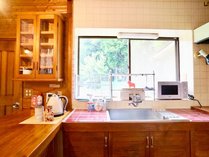 室内丨キッチンには調理器具、食器、冷凍・冷蔵庫を完備しています。