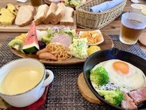 美味しいパンと新鮮野菜のサラダ、季節のフルーツ等ご用意致します。