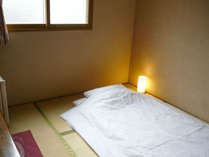 【和室（四畳半）】　裸足で寛げる温もりある四畳半の和室。　　　　畳は自然と落ち着きますね。