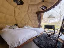 2テントご利用プランは、メインドームに2台、セカンドドームにも2台シモンズ製ベッドを設置しております。