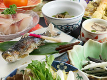 【ご夕食一例】山菜や新鮮な岩魚の塩焼きなど山川の幸がたっぷりのごちそうでおもてなし！