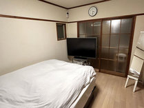 ・【302・寝室】すっきりと広い寝室には大画面のテレビと姿見を設置しております