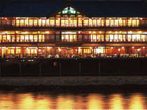 【鶴清】五条大橋すぐ、鴨川の清流に影を写す壮大な料理旅館「鶴清」