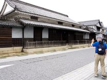 観光ガイドさんと巡る矢掛宿　街の歴史や建物の詳しい解説も　旧脇本陣高草家前にて