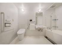バスルーム（ユニバーサル）広めの浴槽付きのバスルーム。車椅子のまま入れるよう広めのドアにしています。