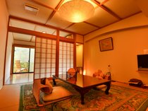・竹の間は寝室と寛ぎスペースがセパレート。縁側で湯上りに夕涼みもお楽しみ頂けます。