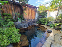 #啼子の湯_当館唯一の露天風呂。季節の風を感じながらお楽しみください。