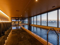 【大浴場「天空-TENKU-」男湯（10階）】美しい日本海と博多湾を眺めながら入浴を楽しむことができます。