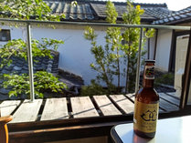 ・【ラウンジ】日本を感じることができる中庭を眺めながらゆったりビールはいかがでしょうか