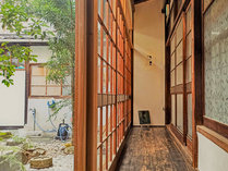 【廊下】中庭に足を伸ばしながら古き良き日本の良さを今に感じられる素敵な空間です