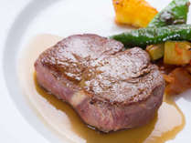 *ご夕食一例（ステーキ）/牛肉の脂の旨みが口一杯に広がり、幸福感は最高潮に。