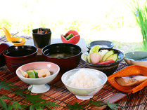 【朝食】体に優しい和朝食。炊き立てのご飯は、自家製のコシヒカリを使用しています。