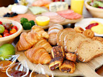 「ハスカップ　ザ・ガーデン」の朝食ブッフェでは、焼きたてパンや新鮮な野菜などが味わえます。