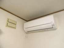 エアコンは、冷暖房共にご利用頂けます。（冬は、各お部屋のパネルヒーターを稼働しております。）