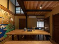 京都情緒たっぷり祇園白川に位置、美しく豪華な壁画が彩る町家。最大7名。自炊に最適なキッチン。