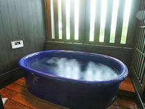 露天風呂客室：信楽焼のお風呂から里山の風景を、、、