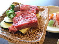 【夕食】地元の近江牛を使用した陶板焼きが好評です