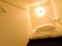 ベッドは全室個室タイプで、調光ライト、ハンガーとフック、小さな棚とコンセントを用意しています。