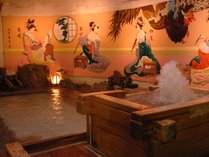 白鷺の湯。浮世絵が描かれている雰囲気のある大浴場です。