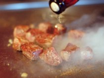 鉄板焼きで作るジューシーなお肉をお召し上がりください。