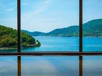 瀬戸内海を見渡せる大浴場。青い海と空を眺めながら温泉三昧♪ 写真