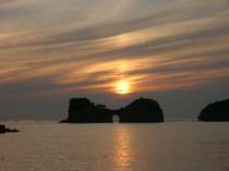 円月島に重なる夕日は絶景