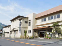 エメラルドグリーンに輝く吉野川の河畔に建つ旅館。芙美子も愛した<BR>山紫水明な景色と居心地の良さは作品中にも語られております。<BR>館内には作品展示コーナーがあり文学の世界に浸ることができます。<BR>