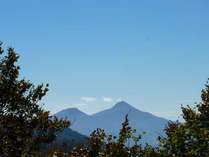 晴れた日には、白布峠から磐梯山を望むことができます。