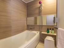 一般客室のバスルーム（1216サイズ）。バスタブ、シャワー、洗い場を完備。