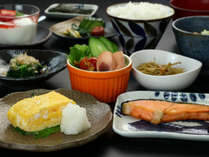 朝食◆焼き魚に卵焼きと炊きたての白米が並ぶ和朝食