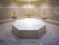 トルコ式岩盤浴「ハマーム」はリラックス効果満点の発汗浴。浴室内は全て大理石でできています。