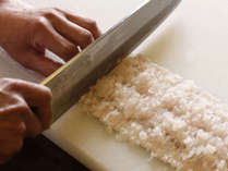 【鱧の骨切り】一寸につき26筋包丁の刃を入れられるようになれば一人前といわれる匠の技。