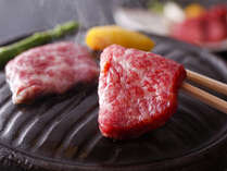【牛石焼ステーキ】　牛肉をアツアツに熱した石の上でジュワっとお好みの焼き加減で（イメージ）