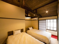 ・【KOIKE・MIYATANI棟　客室】寝室からは秩父神社の参道である番場通りが望めます　