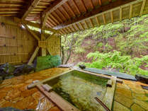 *1階宝泉の湯（木）時間制限なし、無料の貸切風呂です。木々の香りが心地良い空間です