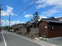 施設前の道路は一方通行ではありません。運転にはご注意ください。 写真