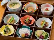 【朝食】松花堂のような箱に色とりどりの小鉢で、お料理が並びます。