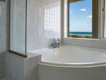 浴室も南向きのオーシャンビューです。扇型の大きなバスタブは、海を見ながら入浴するするのに最適な形。