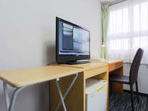 ・【シングルA（SA）客室一例】広めの机を設置