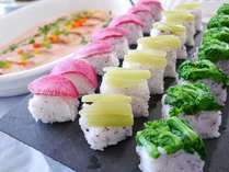 【夕食ブッフェ　イメージ】・彩り野菜寿司・北海道産鮭のオーブン焼きビーツソース