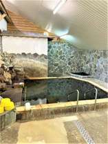 シャンプー・リンス・ボディソープ完備。広々としたサウナ付き大浴場です。