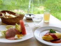 *【朝食一例】信州の美味しいフルーツたっぷりのサラダを是非ご賞味下さい！自家製ジュースやジャムも好評
