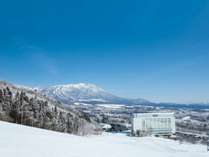 【ホテル外観（冬）】雫石スキー場とホテルと岩手山