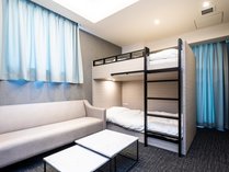 2段ベッドが2つ配置されたグループ旅行に最適なお部屋です。