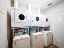 【コインランドリー】１階にあります。洗濯１回２００円／乾燥無料（洗剤も無料でご用意してます。）