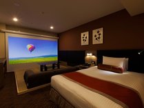 【客室】シアターセミダブル　/　広さ27平米　/　ベッド幅120ｃｍ×1　/　120インチ大型スクリーン&プロジェクタ